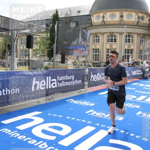 29.06.2025 - hella hamburg halbmarathon Michael Strokosch http://msf.ph/oto/8436429 29.06.2025 10:18:00 Ziel 15166, 19072 meine-sportfotos.de