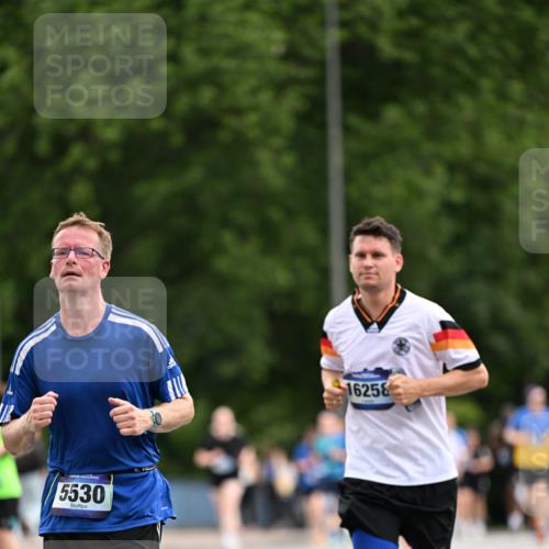 29.06.2025 - hella hamburg halbmarathon Dr. Thomas Lammeyer http://msf.ph/oto/8436454 29.06.2025 10:55:23 Kennedybrücke 1208, 2358, 2859, 3229, 3647, 4771, 4848, 5530, 6178, 7141, 7769, 8779, 8986, 9605, 11252 meine-sportfotos.de