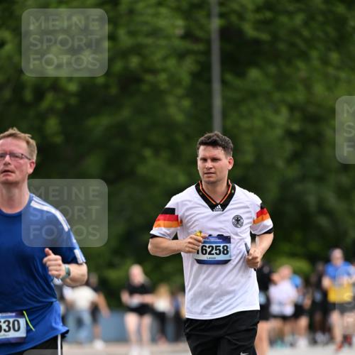 29.06.2025 - hella hamburg halbmarathon Dr. Thomas Lammeyer http://msf.ph/oto/8436461 29.06.2025 10:55:23 Kennedybrücke 1208, 2358, 2859, 3229, 3647, 4771, 4848, 5530, 6178, 7141, 7769, 8779, 8986, 9605, 11252 meine-sportfotos.de