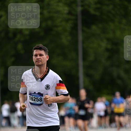 29.06.2025 - hella hamburg halbmarathon Dr. Thomas Lammeyer http://msf.ph/oto/8436502 29.06.2025 10:55:24 Kennedybrücke 1208, 2358, 2859, 3229, 4771, 4848, 5530, 6178, 7141, 7769, 8779, 9166, 9605, 9933, 11252 meine-sportfotos.de