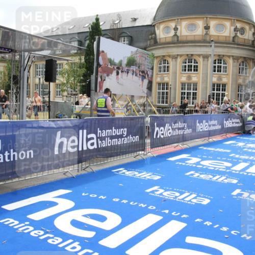 29.06.2025 - hella hamburg halbmarathon Michael Strokosch http://msf.ph/oto/8436513 29.06.2025 10:18:06 Ziel 19072 meine-sportfotos.de