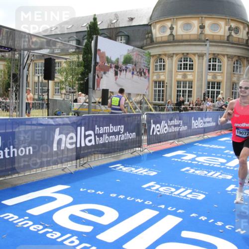 29.06.2025 - hella hamburg halbmarathon Michael Strokosch http://msf.ph/oto/8436533 29.06.2025 10:18:07 Ziel 19072 meine-sportfotos.de