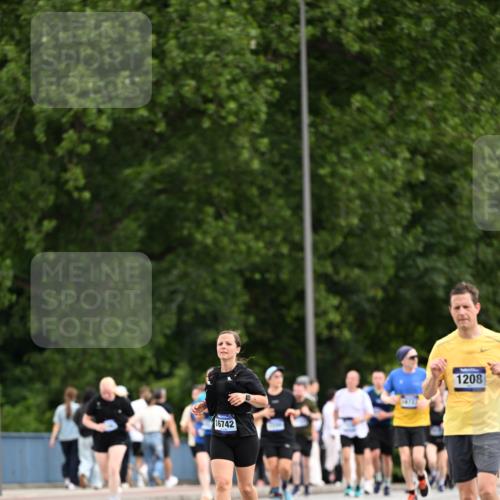 29.06.2025 - hella hamburg halbmarathon Dr. Thomas Lammeyer http://msf.ph/oto/8436542 29.06.2025 10:55:25 Kennedybrücke 1208, 2358, 2859, 3229, 4771, 4848, 5530, 6178, 7141, 7769, 8779, 9166, 9167, 9605, 9933, 11252 meine-sportfotos.de