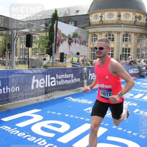 29.06.2025 - hella hamburg halbmarathon Michael Strokosch http://msf.ph/oto/8436547 29.06.2025 10:18:07 Ziel 19072 meine-sportfotos.de