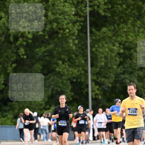 29.06.2025 - hella hamburg halbmarathon Dr. Thomas Lammeyer http://msf.ph/oto/8436558 29.06.2025 10:55:25 Kennedybrücke 1208, 2358, 2859, 3229, 4771, 4848, 5530, 6178, 7141, 7769, 8779, 9166, 9167, 9605, 9933, 11252 meine-sportfotos.de