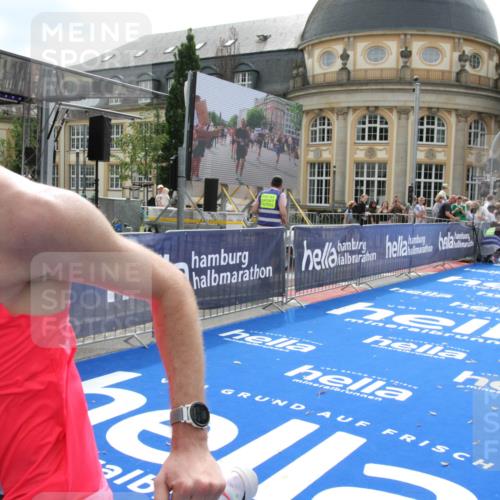 29.06.2025 - hella hamburg halbmarathon Michael Strokosch http://msf.ph/oto/8436562 29.06.2025 10:18:07 Ziel 19072 meine-sportfotos.de