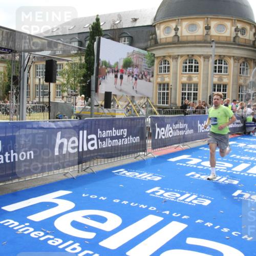 29.06.2025 - hella hamburg halbmarathon Michael Strokosch http://msf.ph/oto/8436600 29.06.2025 10:18:14 Ziel 17786 meine-sportfotos.de