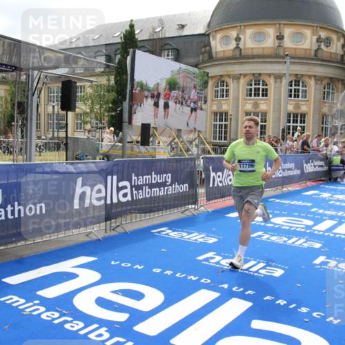 29.06.2025 - hella hamburg halbmarathon Michael Strokosch http://msf.ph/oto/8436613 29.06.2025 10:18:15 Ziel 17786 meine-sportfotos.de