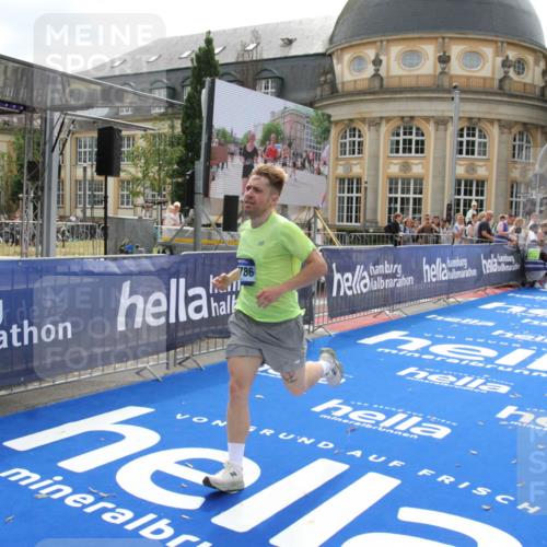29.06.2025 - hella hamburg halbmarathon Michael Strokosch http://msf.ph/oto/8436632 29.06.2025 10:18:15 Ziel 17786 meine-sportfotos.de