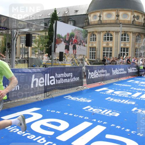 29.06.2025 - hella hamburg halbmarathon Michael Strokosch http://msf.ph/oto/8436649 29.06.2025 10:18:15 Ziel 17786 meine-sportfotos.de
