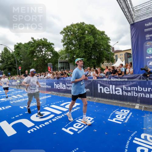 29.06.2025 - hella hamburg halbmarathon Zöllner http://msf.ph/oto/8436663 29.06.2025 10:54:37 Ziel 2474, 3794, 5259, 8798, 9012, 10040, 10368, 10376, 11797, 11799, 12607, 15146 meine-sportfotos.de