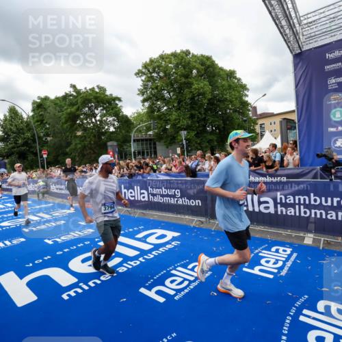 29.06.2025 - hella hamburg halbmarathon Zöllner http://msf.ph/oto/8436679 29.06.2025 10:54:37 Ziel 2474, 3794, 5259, 8798, 9012, 10040, 10368, 10376, 11797, 11799, 12607, 15146 meine-sportfotos.de
