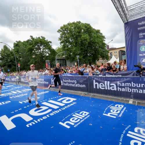 29.06.2025 - hella hamburg halbmarathon Zöllner http://msf.ph/oto/8436700 29.06.2025 10:54:38 Ziel 2474, 3794, 5259, 8798, 9012, 10040, 10368, 10376, 12607, 15146 meine-sportfotos.de