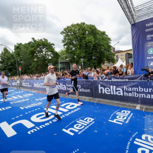 29.06.2025 - hella hamburg halbmarathon Zöllner http://msf.ph/oto/8436706 29.06.2025 10:54:39 Ziel 1125, 2474, 5259, 8798, 9012, 10040, 10368, 10376, 12489, 12607, 17765 meine-sportfotos.de