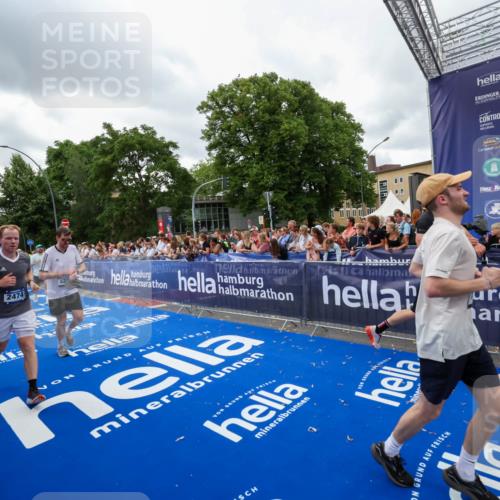 29.06.2025 - hella hamburg halbmarathon Zöllner http://msf.ph/oto/8436725 29.06.2025 10:54:40 Ziel 1125, 2474, 3310, 5259, 7478, 8798, 9012, 10040, 10368, 10376, 12489, 12607, 15389, 15584, 17765, 19000 meine-sportfotos.de