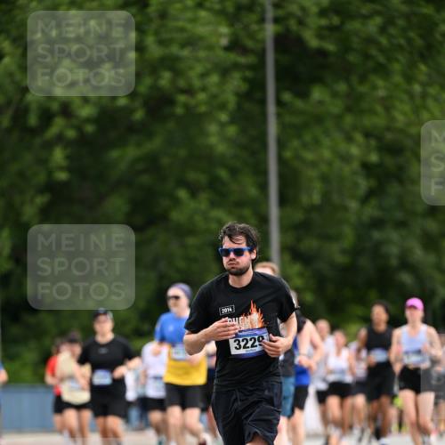 29.06.2025 - hella hamburg halbmarathon Dr. Thomas Lammeyer http://msf.ph/oto/8436739 29.06.2025 10:55:30 Kennedybrücke 1208, 1930, 2358, 2380, 2859, 3229, 3838, 4771, 4848, 5530, 7141, 7769, 8779, 9166, 9167, 9605, 9933, 11252 meine-sportfotos.de