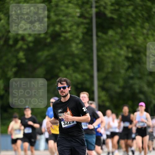 29.06.2025 - hella hamburg halbmarathon Dr. Thomas Lammeyer http://msf.ph/oto/8436755 29.06.2025 10:55:31 Kennedybrücke 1208, 1930, 2358, 2380, 2859, 3229, 3838, 4771, 4848, 5530, 7012, 7141, 7769, 7938, 8779, 9166, 9167, 9605, 9933, 11252 meine-sportfotos.de