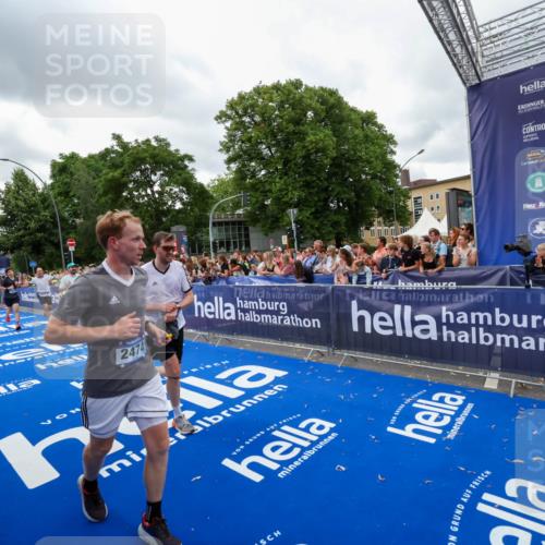 29.06.2025 - hella hamburg halbmarathon Zöllner http://msf.ph/oto/8436759 29.06.2025 10:54:40 Ziel 1125, 2474, 3310, 5259, 7478, 8798, 9012, 10040, 10368, 10376, 12489, 12607, 15389, 15584, 17765, 19000 meine-sportfotos.de