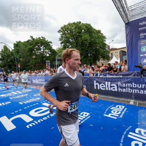 29.06.2025 - hella hamburg halbmarathon Zöllner http://msf.ph/oto/8436771 29.06.2025 10:54:41 Ziel 1125, 1496, 2474, 3310, 5259, 7478, 9012, 10040, 10368, 10376, 12489, 15389, 15584, 17765, 19000 meine-sportfotos.de