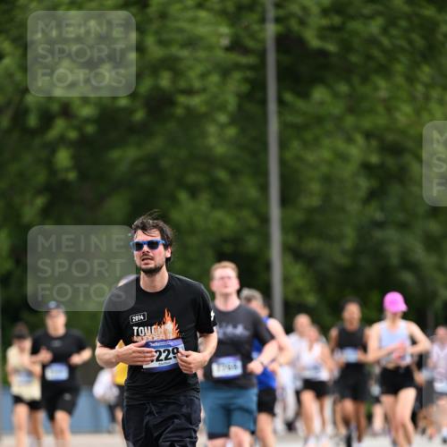 29.06.2025 - hella hamburg halbmarathon Dr. Thomas Lammeyer http://msf.ph/oto/8436781 29.06.2025 10:55:31 Kennedybrücke 1208, 1930, 2358, 2380, 2859, 3229, 3838, 4771, 4848, 5530, 7012, 7141, 7769, 7938, 8779, 9166, 9167, 9605, 9933, 11252 meine-sportfotos.de