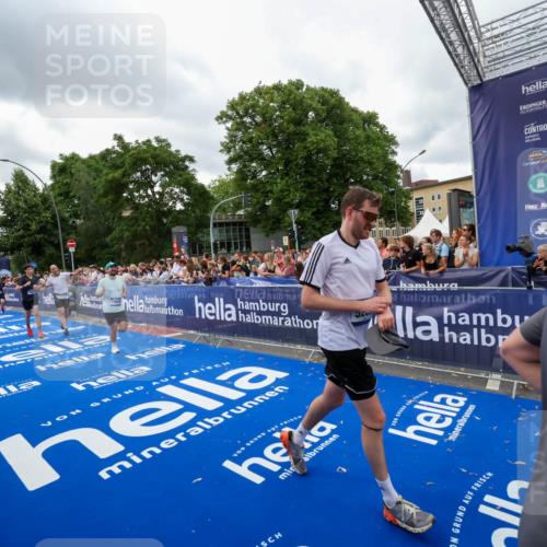 29.06.2025 - hella hamburg halbmarathon Zöllner http://msf.ph/oto/8436788 29.06.2025 10:54:41 Ziel 1125, 1496, 2474, 3310, 5259, 7478, 9012, 10040, 10368, 10376, 12489, 15389, 15584, 17765, 19000 meine-sportfotos.de