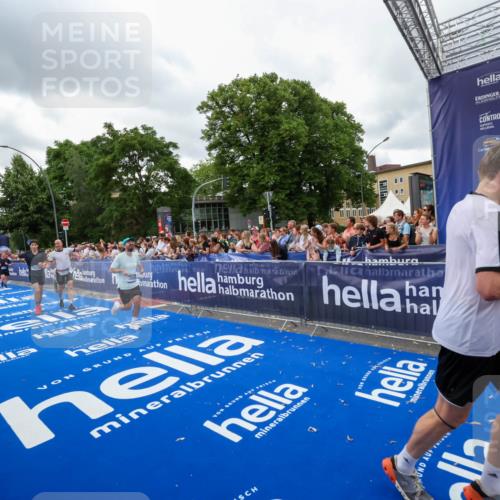 29.06.2025 - hella hamburg halbmarathon Zöllner http://msf.ph/oto/8436802 29.06.2025 10:54:41 Ziel 1125, 1496, 2474, 3310, 5259, 7478, 9012, 10040, 10368, 10376, 12489, 15389, 15584, 17765, 19000 meine-sportfotos.de