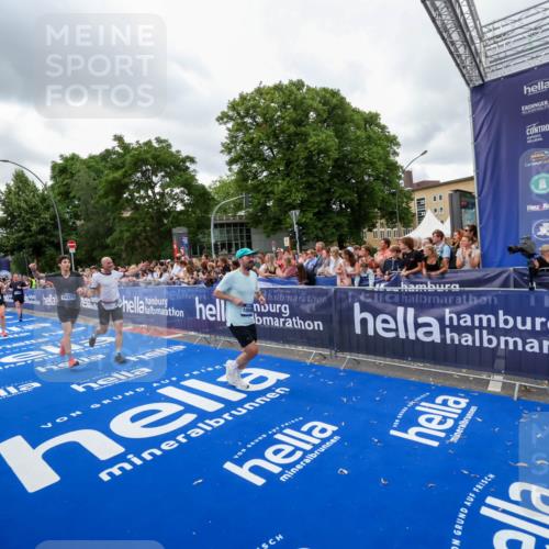 29.06.2025 - hella hamburg halbmarathon Zöllner http://msf.ph/oto/8436815 29.06.2025 10:54:42 Ziel 1125, 1496, 3310, 5259, 7478, 8449, 9012, 10040, 10368, 10376, 12489, 14239, 15389, 15408, 15584, 17231, 17765, 19000 meine-sportfotos.de