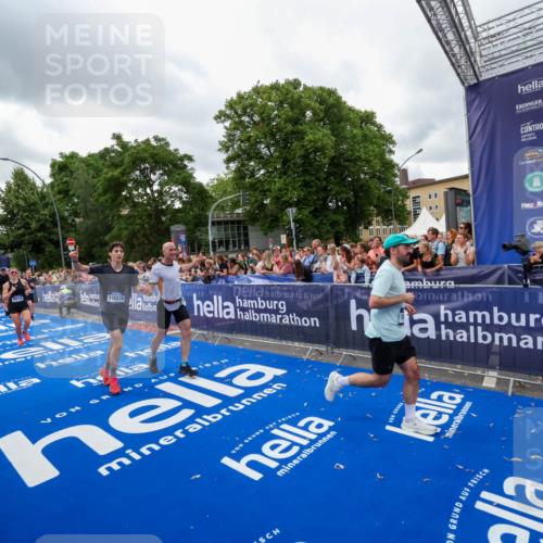 29.06.2025 - hella hamburg halbmarathon Zöllner http://msf.ph/oto/8436837 29.06.2025 10:54:43 Ziel 1125, 1496, 2561, 3310, 7478, 8449, 9012, 10040, 10368, 10376, 12489, 13147, 14239, 15389, 15408, 15584, 17231, 17765, 19000 meine-sportfotos.de