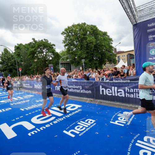 29.06.2025 - hella hamburg halbmarathon Zöllner http://msf.ph/oto/8436848 29.06.2025 10:54:43 Ziel 1125, 1496, 2561, 3310, 7478, 8449, 9012, 10040, 10368, 10376, 12489, 13147, 14239, 15389, 15408, 15584, 17231, 17765, 19000 meine-sportfotos.de