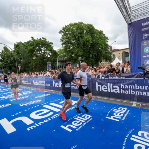 29.06.2025 - hella hamburg halbmarathon Zöllner http://msf.ph/oto/8436861 29.06.2025 10:54:43 Ziel 1125, 1496, 2561, 3310, 7478, 8449, 9012, 10040, 10368, 10376, 12489, 13147, 14239, 15389, 15408, 15584, 17231, 17765, 19000 meine-sportfotos.de