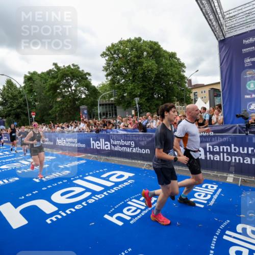 29.06.2025 - hella hamburg halbmarathon Zöllner http://msf.ph/oto/8436875 29.06.2025 10:54:44 Ziel 1125, 1496, 2561, 3310, 6587, 7478, 8449, 9012, 9227, 10040, 10368, 10376, 12489, 13147, 14239, 15389, 15408, 15584, 17231, 17765, 19000 meine-sportfotos.de