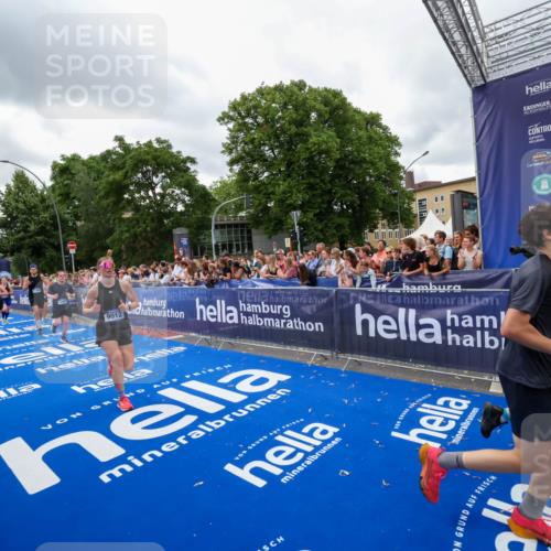 29.06.2025 - hella hamburg halbmarathon Zöllner http://msf.ph/oto/8436887 29.06.2025 10:54:44 Ziel 1125, 1496, 2561, 3310, 6587, 7478, 8449, 9012, 9227, 10040, 10368, 10376, 12489, 13147, 14239, 15389, 15408, 15584, 17231, 17765, 19000 meine-sportfotos.de