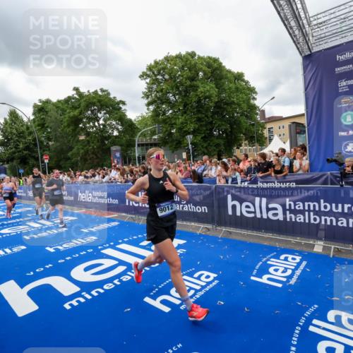 29.06.2025 - hella hamburg halbmarathon Zöllner http://msf.ph/oto/8436907 29.06.2025 10:54:45 Ziel 1125, 1496, 2561, 3310, 6587, 7478, 8449, 9012, 9227, 12186, 12489, 13147, 14239, 15389, 15408, 15584, 17231, 17765, 19000 meine-sportfotos.de