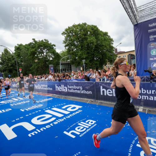 29.06.2025 - hella hamburg halbmarathon Zöllner http://msf.ph/oto/8436920 29.06.2025 10:54:45 Ziel 1125, 1496, 2561, 3310, 6587, 7478, 8449, 9012, 9227, 12186, 12489, 13147, 14239, 15389, 15408, 15584, 17231, 17765, 19000 meine-sportfotos.de