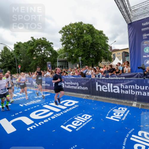 29.06.2025 - hella hamburg halbmarathon Zöllner http://msf.ph/oto/8436936 29.06.2025 10:54:46 Ziel 1125, 1496, 2029, 2561, 3310, 6587, 7478, 8449, 9227, 10044, 12186, 12489, 13147, 14239, 15389, 15408, 15584, 17231, 17765, 19000 meine-sportfotos.de