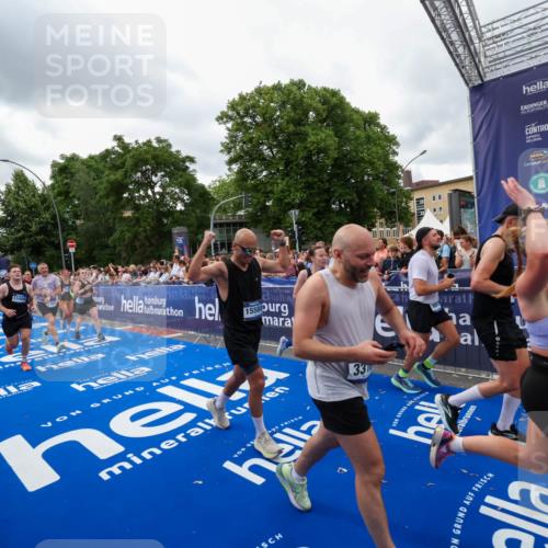 29.06.2025 - hella hamburg halbmarathon Zöllner http://msf.ph/oto/8437001 29.06.2025 10:54:48 Ziel 1125, 1496, 2029, 2561, 3310, 4231, 6587, 7478, 8449, 9227, 10044, 12186, 12489, 13147, 14239, 15389, 15408, 15584, 17231, 17765, 19000 meine-sportfotos.de