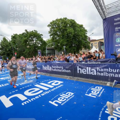 29.06.2025 - hella hamburg halbmarathon Zöllner http://msf.ph/oto/8437017 29.06.2025 10:54:49 Ziel 1496, 2029, 2561, 3310, 4231, 6587, 7478, 8449, 9227, 10044, 12186, 13147, 14239, 15389, 15408, 15584, 17231, 19000 meine-sportfotos.de