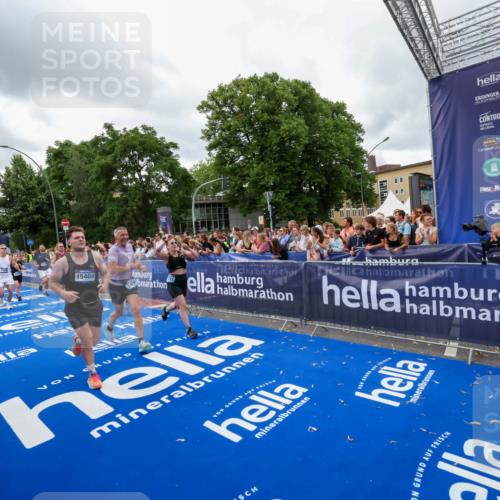 29.06.2025 - hella hamburg halbmarathon Zöllner http://msf.ph/oto/8437033 29.06.2025 10:54:49 Ziel 1496, 2029, 2561, 3310, 4231, 6587, 7478, 8449, 9227, 10044, 12186, 13147, 14239, 15389, 15408, 15584, 17231, 19000 meine-sportfotos.de