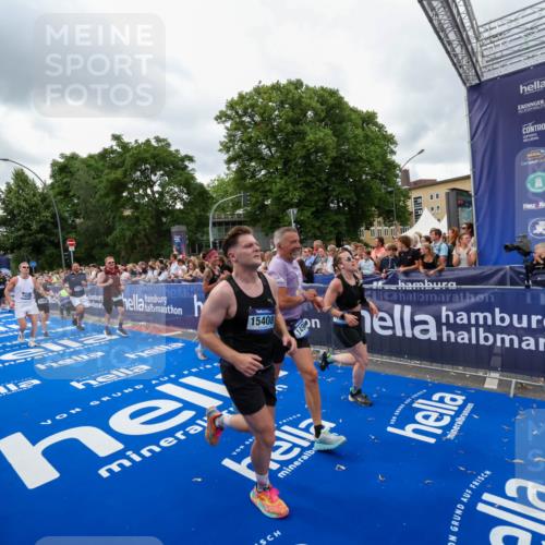 29.06.2025 - hella hamburg halbmarathon Zöllner http://msf.ph/oto/8437048 29.06.2025 10:54:50 Ziel 1496, 2029, 2561, 4231, 6587, 8449, 9227, 10044, 12186, 13147, 14239, 15408, 17231, 17261 meine-sportfotos.de