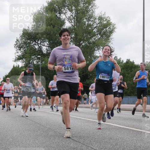 29.06.2025 - hella hamburg halbmarathon Luisa Fischer http://msf.ph/oto/8437060 29.06.2025 10:57:16 Kennedybrücke 1017, 1744, 13350, 17255, 90, 5514, 892, 7, 5817, 19019, 519, 13034, 1017, 1744, 1984, 2079, 2146, 4626, 4801, 5514, 5804, 5817, 5993, 6273, 8189, 8924, 9138, 9531, 9771 meine-sportfotos.de