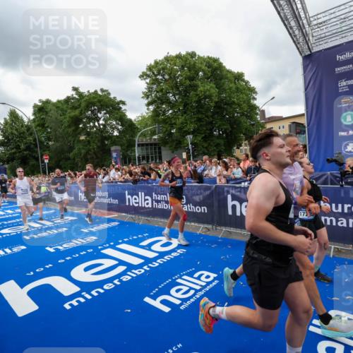 29.06.2025 - hella hamburg halbmarathon Zöllner http://msf.ph/oto/8437065 29.06.2025 10:54:50 Ziel 1496, 2029, 2561, 4231, 6587, 8449, 9227, 10044, 12186, 13147, 14239, 15408, 17231, 17261 meine-sportfotos.de