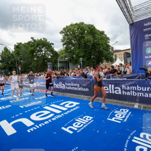29.06.2025 - hella hamburg halbmarathon Zöllner http://msf.ph/oto/8437079 29.06.2025 10:54:50 Ziel 1496, 2029, 2561, 4231, 6587, 8449, 9227, 10044, 12186, 13147, 14239, 15408, 17231, 17261 meine-sportfotos.de