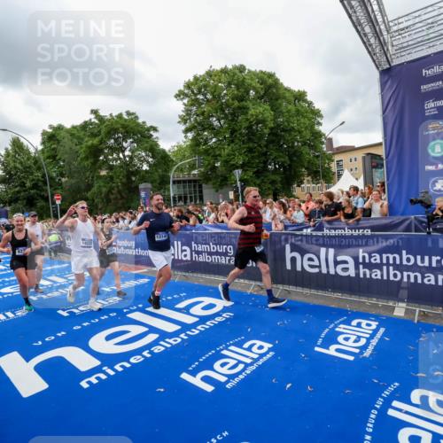 29.06.2025 - hella hamburg halbmarathon Zöllner http://msf.ph/oto/8437090 29.06.2025 10:54:51 Ziel 1506, 2029, 2561, 4231, 6587, 8449, 9227, 10044, 12186, 13147, 14239, 14660, 15408, 17231, 17261 meine-sportfotos.de