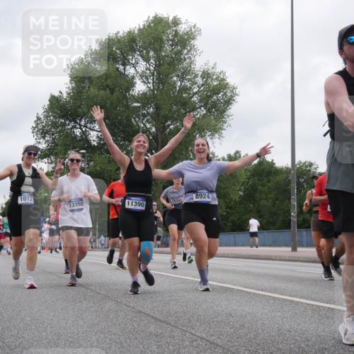 29.06.2025 - hella hamburg halbmarathon Luisa Fischer http://msf.ph/oto/8437113 29.06.2025 10:57:20 Kennedybrücke 14799, 1017, 13350, 11390, 551, 8924, 1725, 1017, 1744, 2079, 2372, 2761, 3187, 4685, 4801, 5514, 5804, 5993, 8189, 8924, 9138, 9771, 10207 meine-sportfotos.de