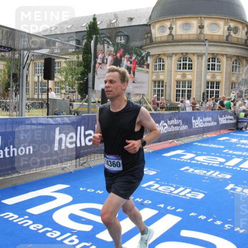 29.06.2025 - hella hamburg halbmarathon Michael Strokosch http://msf.ph/oto/8437122 29.06.2025 10:20:49 Ziel 14360, 16988, 17402 meine-sportfotos.de