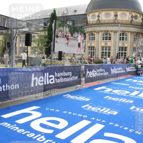 29.06.2025 - hella hamburg halbmarathon Michael Strokosch http://msf.ph/oto/8437136 29.06.2025 10:20:49 Ziel 14360, 16988, 17402 meine-sportfotos.de