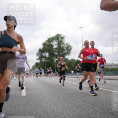 29.06.2025 - hella hamburg halbmarathon Luisa Fischer http://msf.ph/oto/8437172 29.06.2025 10:57:23 Kennedybrücke 1017, 1744, 2079, 2372, 2761, 3187, 4323, 4685, 4801, 5514, 5804, 5993, 6468, 7614, 8924, 9138, 9503, 9771, 10207 meine-sportfotos.de
