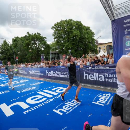 29.06.2025 - hella hamburg halbmarathon Zöllner http://msf.ph/oto/8437183 29.06.2025 10:54:53 Ziel 1506, 2029, 4231, 6587, 9227, 10044, 12186, 14660, 16623, 16868, 17261 meine-sportfotos.de