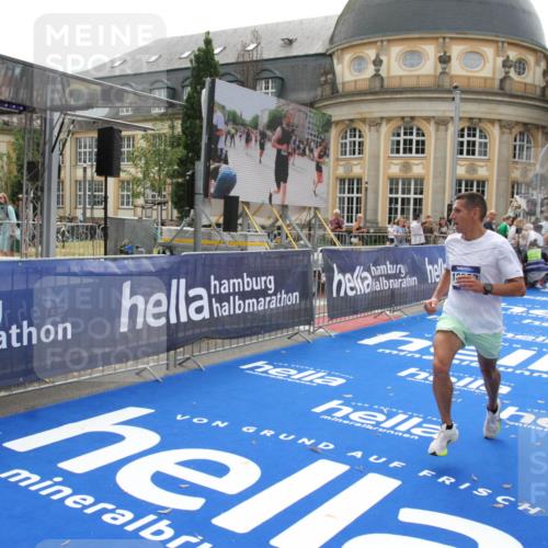 29.06.2025 - hella hamburg halbmarathon Michael Strokosch http://msf.ph/oto/8437185 29.06.2025 10:20:53 Ziel 11210, 14766, 16988, 17402 meine-sportfotos.de