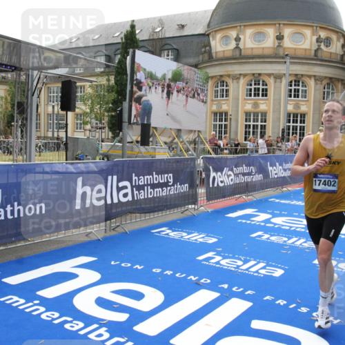 29.06.2025 - hella hamburg halbmarathon Michael Strokosch http://msf.ph/oto/8437229 29.06.2025 10:20:55 Ziel 11210, 14766, 16988, 17402 meine-sportfotos.de